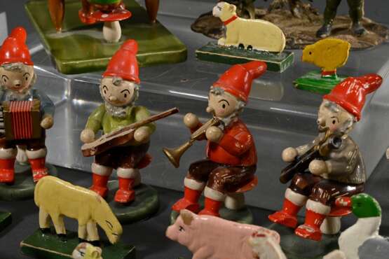26 Diverse Teile Spielzeug: 1 Bleifigur „Zwerg am Wegweiser“ (H. 11,5cm), 6 Erzgebirge Standfiguren "Zwergenkapelle", verso Originalkleber und Farbmarke "HEDO" (H. 6,7-7,2cm) und 19 Standtiere "B… - photo 4