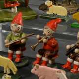 26 Diverse Teile Spielzeug: 1 Bleifigur „Zwerg am Wegweiser“ (H. 11,5cm), 6 Erzgebirge Standfiguren "Zwergenkapelle", verso Originalkleber und Farbmarke "HEDO" (H. 6,7-7,2cm) und 19 Standtiere "B… - photo 4
