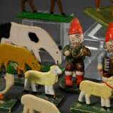26 Diverse Teile Spielzeug: 1 Bleifigur „Zwerg am Wegweiser“ (H. 11,5cm), 6 Erzgebirge Standfiguren "Zwergenkapelle", verso Originalkleber und Farbmarke "HEDO" (H. 6,7-7,2cm) und 19 Standtiere "B… - photo 5