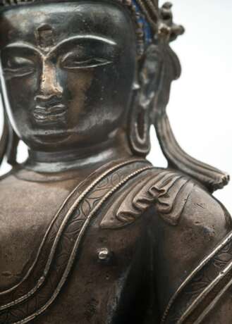 Sehr seltener Buddha Shakyamuni aus Silber mit Kupfereinlagen - фото 2