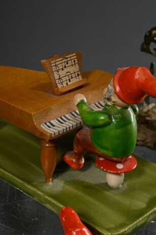 26 Diverse Teile Spielzeug: 1 Bleifigur „Zwerg am Wegweiser“ (H. 11,5cm), 6 Erzgebirge Standfiguren "Zwergenkapelle", verso Originalkleber und Farbmarke "HEDO" (H. 6,7-7,2cm) und 19 Standtiere "B… - photo 7