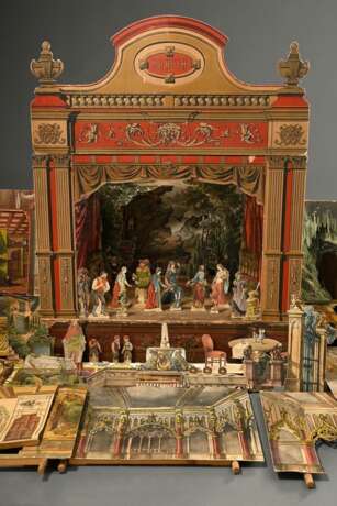 Papiertheater "Urania", wohl Verlag Joseph Scholz, Mainz um 1900, Holzkasten mit Kulissenbohrungen und Papiervordrucken beklebt, 64 Personen, 48 Teile Kulissen und Hintergründe sowie 32 Teile kleinere Staffage,… - photo 1