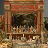 Papiertheater "Urania", wohl Verlag Joseph Scholz, Mainz um 1900, Holzkasten mit Kulissenbohrungen und Papiervordrucken beklebt, 64 Personen, 48 Teile Kulissen und Hintergründe sowie 32 Teile kleinere Staffage,… - photo 1