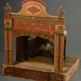 Papiertheater "Urania", wohl Verlag Joseph Scholz, Mainz um 1900, Holzkasten mit Kulissenbohrungen und Papiervordrucken beklebt, 64 Personen, 48 Teile Kulissen und Hintergründe sowie 32 Teile kleinere Staffage,… - photo 2