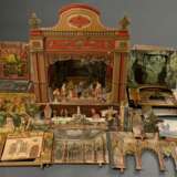 Papiertheater "Urania", wohl Verlag Joseph Scholz, Mainz um 1900, Holzkasten mit Kulissenbohrungen und Papiervordrucken beklebt, 64 Personen, 48 Teile Kulissen und Hintergründe sowie 32 Teile kleinere Staffage,… - photo 3