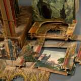 Papiertheater "Urania", wohl Verlag Joseph Scholz, Mainz um 1900, Holzkasten mit Kulissenbohrungen und Papiervordrucken beklebt, 64 Personen, 48 Teile Kulissen und Hintergründe sowie 32 Teile kleinere Staffage,… - photo 4