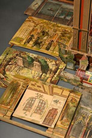 Papiertheater "Urania", wohl Verlag Joseph Scholz, Mainz um 1900, Holzkasten mit Kulissenbohrungen und Papiervordrucken beklebt, 64 Personen, 48 Teile Kulissen und Hintergründe sowie 32 Teile kleinere Staffage,… - photo 5
