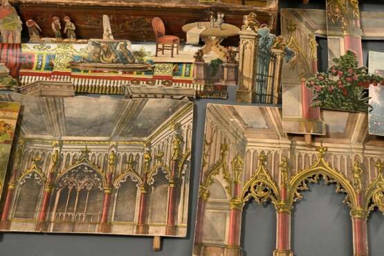 Papiertheater "Urania", wohl Verlag Joseph Scholz, Mainz um 1900, Holzkasten mit Kulissenbohrungen und Papiervordrucken beklebt, 64 Personen, 48 Teile Kulissen und Hintergründe sowie 32 Teile kleinere Staffage,… - photo 6