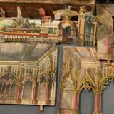 Papiertheater "Urania", wohl Verlag Joseph Scholz, Mainz um 1900, Holzkasten mit Kulissenbohrungen und Papiervordrucken beklebt, 64 Personen, 48 Teile Kulissen und Hintergründe sowie 32 Teile kleinere Staffage,… - photo 6