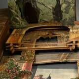 Papiertheater "Urania", wohl Verlag Joseph Scholz, Mainz um 1900, Holzkasten mit Kulissenbohrungen und Papiervordrucken beklebt, 64 Personen, 48 Teile Kulissen und Hintergründe sowie 32 Teile kleinere Staffage,… - photo 8