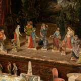 Papiertheater "Urania", wohl Verlag Joseph Scholz, Mainz um 1900, Holzkasten mit Kulissenbohrungen und Papiervordrucken beklebt, 64 Personen, 48 Teile Kulissen und Hintergründe sowie 32 Teile kleinere Staffage,… - photo 9