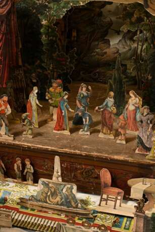 Papiertheater "Urania", wohl Verlag Joseph Scholz, Mainz um 1900, Holzkasten mit Kulissenbohrungen und Papiervordrucken beklebt, 64 Personen, 48 Teile Kulissen und Hintergründe sowie 32 Teile kleinere Staffage,… - photo 9