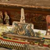 Papiertheater "Urania", wohl Verlag Joseph Scholz, Mainz um 1900, Holzkasten mit Kulissenbohrungen und Papiervordrucken beklebt, 64 Personen, 48 Teile Kulissen und Hintergründe sowie 32 Teile kleinere Staffage,… - photo 10