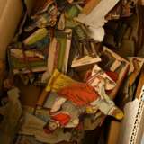 Papiertheater "Urania", wohl Verlag Joseph Scholz, Mainz um 1900, Holzkasten mit Kulissenbohrungen und Papiervordrucken beklebt, 64 Personen, 48 Teile Kulissen und Hintergründe sowie 32 Teile kleinere Staffage,… - photo 12