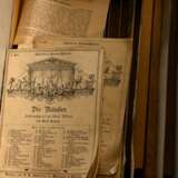 Papiertheater "Urania", wohl Verlag Joseph Scholz, Mainz um 1900, Holzkasten mit Kulissenbohrungen und Papiervordrucken beklebt, 64 Personen, 48 Teile Kulissen und Hintergründe sowie 32 Teile kleinere Staffage,… - photo 13