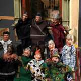 Puppentheater mit Handpuppen und Utensilien, farbig gefasstem Bühnenaufsteller mit Hintergrund- und Kulissenteilen, dazu 3 Anleitungshefte und 11 geschnitzte Handpuppen: Pferd, Wachtmeister, Teufel, Kasperl, Ritter, Sult… - photo 1