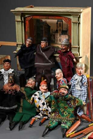 Puppentheater mit Handpuppen und Utensilien, farbig gefasstem Bühnenaufsteller mit Hintergrund- und Kulissenteilen, dazu 3 Anleitungshefte und 11 geschnitzte Handpuppen: Pferd, Wachtmeister, Teufel, Kasperl, Ritter, Sult… - photo 1