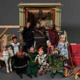 Puppentheater mit Handpuppen und Utensilien, farbig gefasstem Bühnenaufsteller mit Hintergrund- und Kulissenteilen, dazu 3 Anleitungshefte und 11 geschnitzte Handpuppen: Pferd, Wachtmeister, Teufel, Kasperl, Ritter, Sult… - photo 2