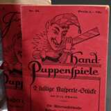 Puppentheater mit Handpuppen und Utensilien, farbig gefasstem Bühnenaufsteller mit Hintergrund- und Kulissenteilen, dazu 3 Anleitungshefte und 11 geschnitzte Handpuppen: Pferd, Wachtmeister, Teufel, Kasperl, Ritter, Sult… - photo 5
