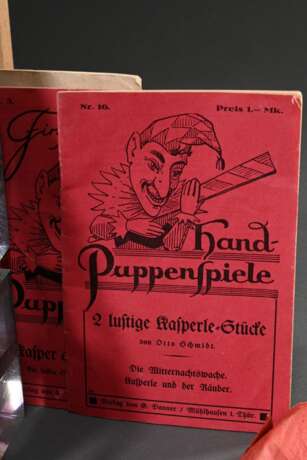 Puppentheater mit Handpuppen und Utensilien, farbig gefasstem Bühnenaufsteller mit Hintergrund- und Kulissenteilen, dazu 3 Anleitungshefte und 11 geschnitzte Handpuppen: Pferd, Wachtmeister, Teufel, Kasperl, Ritter, Sult… - photo 5