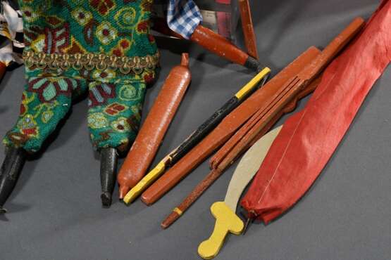 Puppentheater mit Handpuppen und Utensilien, farbig gefasstem Bühnenaufsteller mit Hintergrund- und Kulissenteilen, dazu 3 Anleitungshefte und 11 geschnitzte Handpuppen: Pferd, Wachtmeister, Teufel, Kasperl, Ritter, Sult… - photo 6