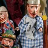 Puppentheater mit Handpuppen und Utensilien, farbig gefasstem Bühnenaufsteller mit Hintergrund- und Kulissenteilen, dazu 3 Anleitungshefte und 11 geschnitzte Handpuppen: Pferd, Wachtmeister, Teufel, Kasperl, Ritter, Sult… - photo 7