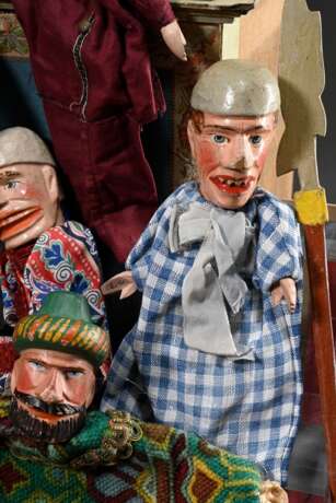 Puppentheater mit Handpuppen und Utensilien, farbig gefasstem Bühnenaufsteller mit Hintergrund- und Kulissenteilen, dazu 3 Anleitungshefte und 11 geschnitzte Handpuppen: Pferd, Wachtmeister, Teufel, Kasperl, Ritter, Sult… - photo 7