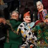 Puppentheater mit Handpuppen und Utensilien, farbig gefasstem Bühnenaufsteller mit Hintergrund- und Kulissenteilen, dazu 3 Anleitungshefte und 11 geschnitzte Handpuppen: Pferd, Wachtmeister, Teufel, Kasperl, Ritter, Sult… - photo 8