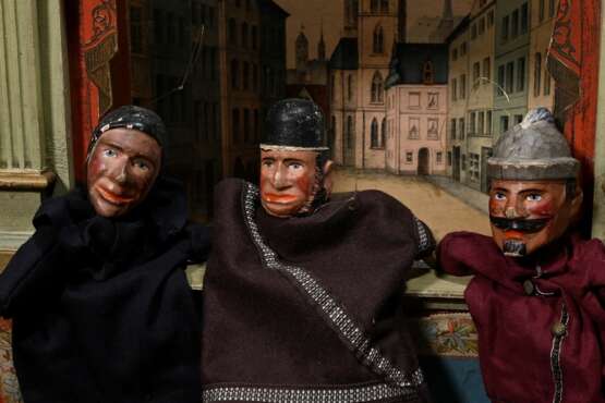 Puppentheater mit Handpuppen und Utensilien, farbig gefasstem Bühnenaufsteller mit Hintergrund- und Kulissenteilen, dazu 3 Anleitungshefte und 11 geschnitzte Handpuppen: Pferd, Wachtmeister, Teufel, Kasperl, Ritter, Sult… - photo 9