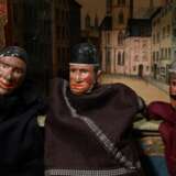 Puppentheater mit Handpuppen und Utensilien, farbig gefasstem Bühnenaufsteller mit Hintergrund- und Kulissenteilen, dazu 3 Anleitungshefte und 11 geschnitzte Handpuppen: Pferd, Wachtmeister, Teufel, Kasperl, Ritter, Sult… - photo 9