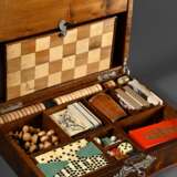 Historismus Holz Spielekasten mit versilberten Beschlägen in den Ecken, Schlüsselschild und Wappenkartusche "Edeldame" auf dem Deckel, u.a.: Schach, Backgammon, Domino, Kartendecks, Würfel und -becher, 11,5x27x… - Foto 1
