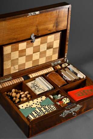 Historismus Holz Spielekasten mit versilberten Beschlägen in den Ecken, Schlüsselschild und Wappenkartusche "Edeldame" auf dem Deckel, u.a.: Schach, Backgammon, Domino, Kartendecks, Würfel und -becher, 11,5x27x… - Foto 1