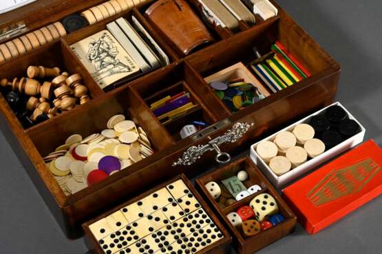 Historismus Holz Spielekasten mit versilberten Beschlägen in den Ecken, Schlüsselschild und Wappenkartusche "Edeldame" auf dem Deckel, u.a.: Schach, Backgammon, Domino, Kartendecks, Würfel und -becher, 11,5x27x… - Foto 2