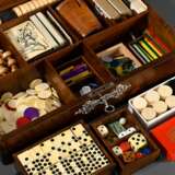 Historismus Holz Spielekasten mit versilberten Beschlägen in den Ecken, Schlüsselschild und Wappenkartusche "Edeldame" auf dem Deckel, u.a.: Schach, Backgammon, Domino, Kartendecks, Würfel und -becher, 11,5x27x… - Foto 2