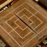 Historismus Holz Spielekasten mit versilberten Beschlägen in den Ecken, Schlüsselschild und Wappenkartusche "Edeldame" auf dem Deckel, u.a.: Schach, Backgammon, Domino, Kartendecks, Würfel und -becher, 11,5x27x… - Foto 3