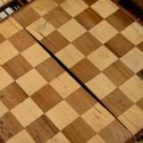 Historismus Holz Spielekasten mit versilberten Beschlägen in den Ecken, Schlüsselschild und Wappenkartusche "Edeldame" auf dem Deckel, u.a.: Schach, Backgammon, Domino, Kartendecks, Würfel und -becher, 11,5x27x… - Foto 4