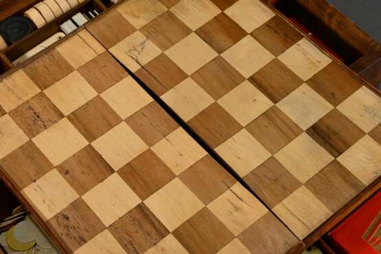 Historismus Holz Spielekasten mit versilberten Beschlägen in den Ecken, Schlüsselschild und Wappenkartusche "Edeldame" auf dem Deckel, u.a.: Schach, Backgammon, Domino, Kartendecks, Würfel und -becher, 11,5x27x… - Foto 4
