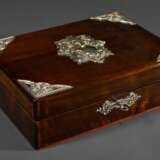 Historismus Holz Spielekasten mit versilberten Beschlägen in den Ecken, Schlüsselschild und Wappenkartusche "Edeldame" auf dem Deckel, u.a.: Schach, Backgammon, Domino, Kartendecks, Würfel und -becher, 11,5x27x… - Foto 6