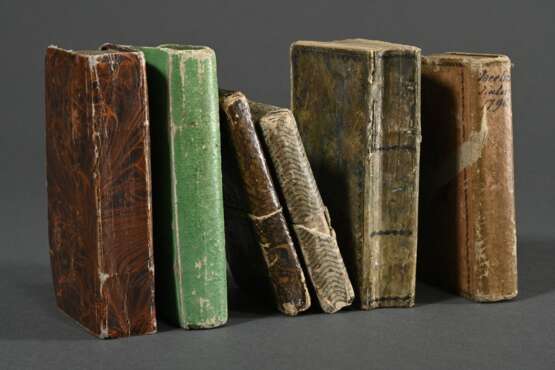 6 Diverse Almanache und Kalender mit Goldschnitt, z.T. mit (colorierten) Kupferstichen und handschriftlichen Anmerkungen, 1789 / 1802 / 1816 / 1790 / 1795 / 1796, 1,5x8,6x5,5-2,5x10x7cm, Alters- und Gebrauchsspuren - photo 1