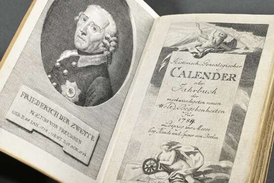 6 Diverse Almanache und Kalender mit Goldschnitt, z.T. mit (colorierten) Kupferstichen und handschriftlichen Anmerkungen, 1789 / 1802 / 1816 / 1790 / 1795 / 1796, 1,5x8,6x5,5-2,5x10x7cm, Alters- und Gebrauchsspuren - photo 4