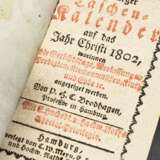 6 Diverse Almanache und Kalender mit Goldschnitt, z.T. mit (colorierten) Kupferstichen und handschriftlichen Anmerkungen, 1789 / 1802 / 1816 / 1790 / 1795 / 1796, 1,5x8,6x5,5-2,5x10x7cm, Alters- und Gebrauchsspuren - photo 6