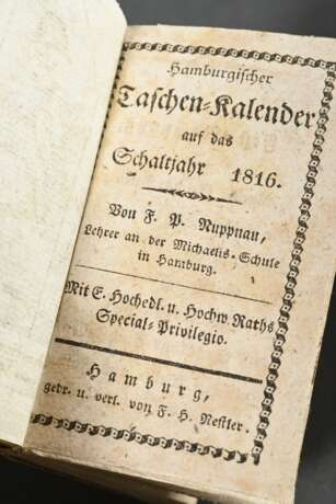 6 Diverse Almanache und Kalender mit Goldschnitt, z.T. mit (colorierten) Kupferstichen und handschriftlichen Anmerkungen, 1789 / 1802 / 1816 / 1790 / 1795 / 1796, 1,5x8,6x5,5-2,5x10x7cm, Alters- und Gebrauchsspuren - photo 7
