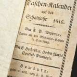 6 Diverse Almanache und Kalender mit Goldschnitt, z.T. mit (colorierten) Kupferstichen und handschriftlichen Anmerkungen, 1789 / 1802 / 1816 / 1790 / 1795 / 1796, 1,5x8,6x5,5-2,5x10x7cm, Alters- und Gebrauchsspuren - photo 7