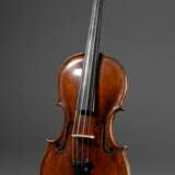 Deutsche Geige mit Zettel "Joh. Christ. Schuster Violinmacher aus Prag 1778", wohl Süddeutsch 1. Hälfte 19.Jh., einteiliger Boden, gewölbte Decke, angeschäfteter Wirbelkopf, gedübelte Wirbellöcher, L. 59,5cm, B… - photo 2