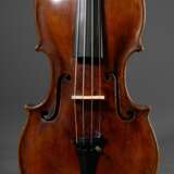Deutsche Geige mit Zettel "Joh. Christ. Schuster Violinmacher aus Prag 1778", wohl Süddeutsch 1. Hälfte 19.Jh., einteiliger Boden, gewölbte Decke, angeschäfteter Wirbelkopf, gedübelte Wirbellöcher, L. 59,5cm, B… - photo 3