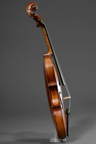 Deutsche Geige mit Zettel "Joh. Christ. Schuster Violinmacher aus Prag 1778", wohl Süddeutsch 1. Hälfte 19.Jh., einteiliger Boden, gewölbte Decke, angeschäfteter Wirbelkopf, gedübelte Wirbellöcher, L. 59,5cm, B… - photo 4