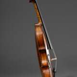 Deutsche Geige mit Zettel "Joh. Christ. Schuster Violinmacher aus Prag 1778", wohl Süddeutsch 1. Hälfte 19.Jh., einteiliger Boden, gewölbte Decke, angeschäfteter Wirbelkopf, gedübelte Wirbellöcher, L. 59,5cm, B… - photo 4