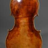 Deutsche Geige mit Zettel "Joh. Christ. Schuster Violinmacher aus Prag 1778", wohl Süddeutsch 1. Hälfte 19.Jh., einteiliger Boden, gewölbte Decke, angeschäfteter Wirbelkopf, gedübelte Wirbellöcher, L. 59,5cm, B… - photo 6
