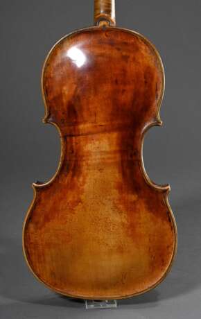 Deutsche Geige mit Zettel "Joh. Christ. Schuster Violinmacher aus Prag 1778", wohl Süddeutsch 1. Hälfte 19.Jh., einteiliger Boden, gewölbte Decke, angeschäfteter Wirbelkopf, gedübelte Wirbellöcher, L. 59,5cm, B… - photo 6