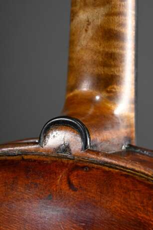 Deutsche Geige mit Zettel "Joh. Christ. Schuster Violinmacher aus Prag 1778", wohl Süddeutsch 1. Hälfte 19.Jh., einteiliger Boden, gewölbte Decke, angeschäfteter Wirbelkopf, gedübelte Wirbellöcher, L. 59,5cm, B… - photo 7